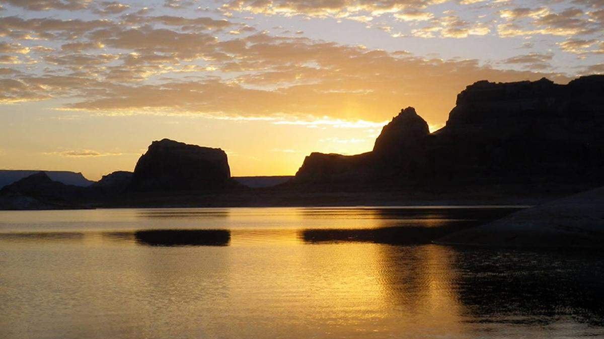 A 36-year-old Ohio man died after jumping off a 50-foot cliff into Lake Powell at Glen Canyon National Recreation Area in Utah, rangers say.