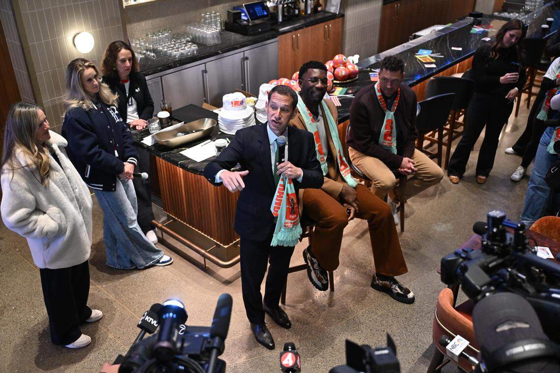 El alcalde de San Francisco Daniel Lurie habla con los aficionados al fútbol reunidos dentro del Splash Sports Bar durante el evento del sorteo del World Cup en Chase Center el viernes.