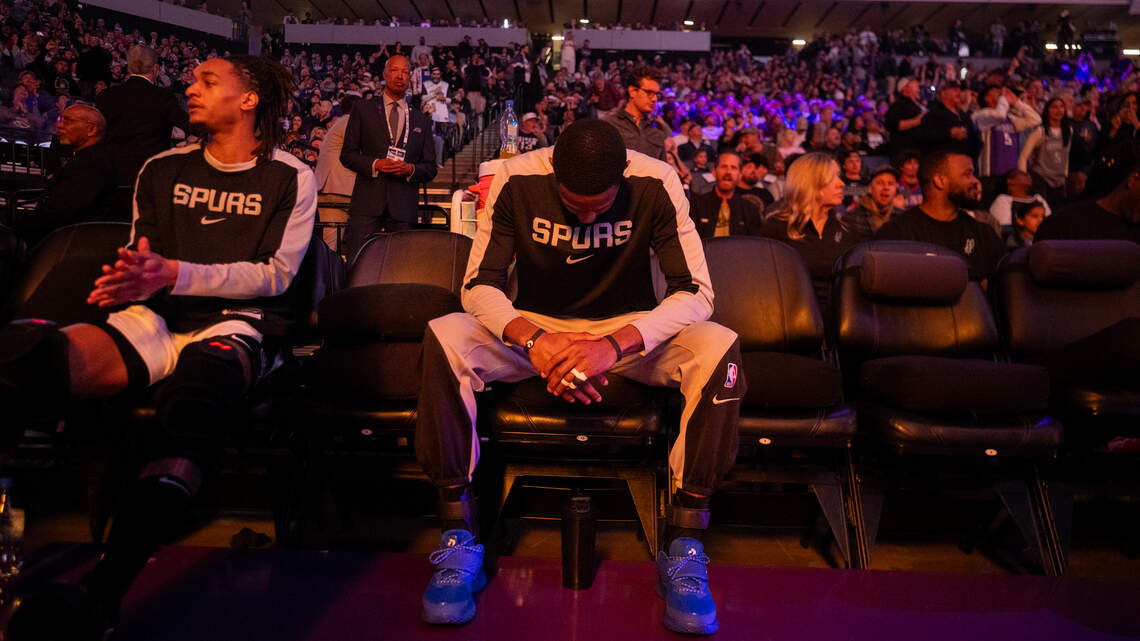 De’Aaron Fox returns to Sacramento to boos, cheers and a beam no longer his