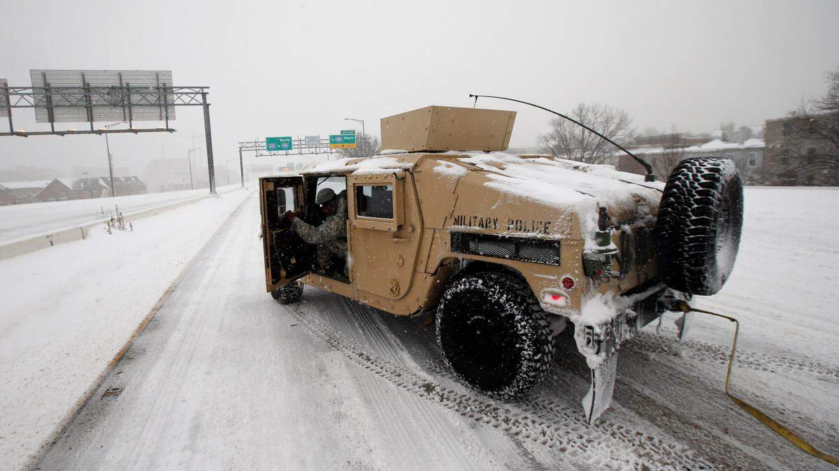 A soldier in a Humvee stops to assist a stranded motorist in 2016 in Washington. A California, man led police on a chase in a stolen military Humvee and will spend 34 months in prison, federal officials say.