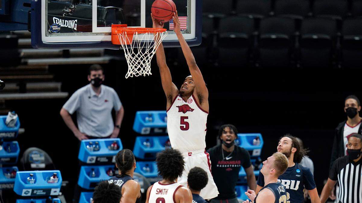 Arkansas guard Moses Moody (5) dunks the ball during the second half of a Sweet 16 game against Oral Roberts in the NCAA men’s college basketball tournament at Bankers Life Fieldhouse, Saturday, March 27, 2021, in Indianapolis. (AP Photo/Jeff Roberson)