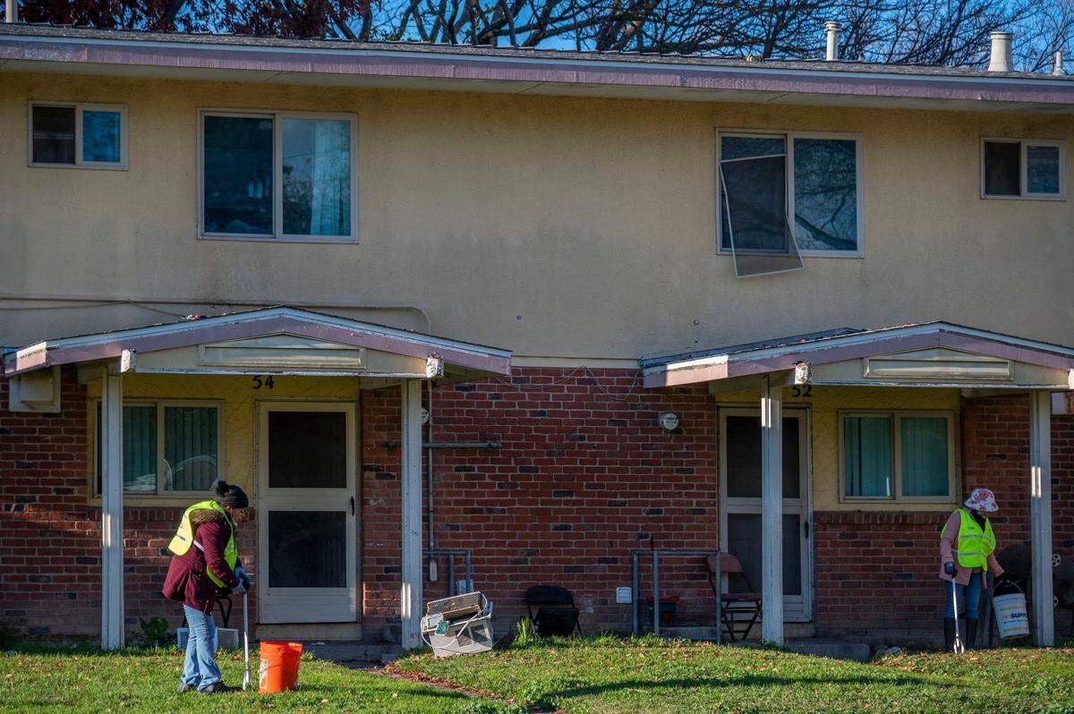 Masie Gonzales, left, and Ana Acosta, who were contracted by Sacramento Housing and Redevelopment Agency (SHRA,) pick up trash on Dec. 14 at Seavey Circle, a public housing development in Upper Land Park.