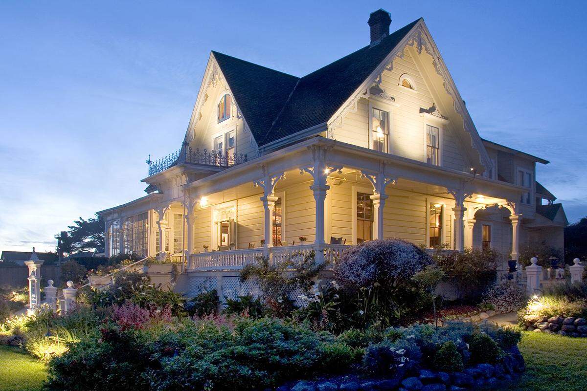 The MacCallum House Inn at evening time.