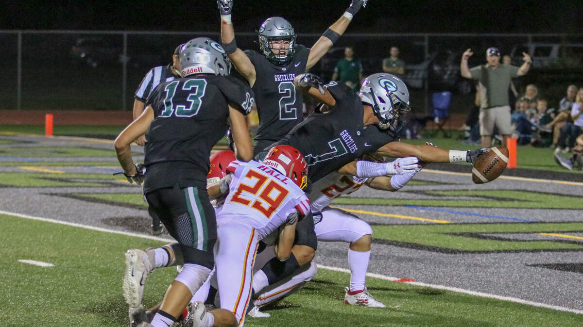 Granite Bay receiver Cobe Weeks stretches for a touchdown during the Grizzlies’ 24-0 win over Jesuit on Friday.