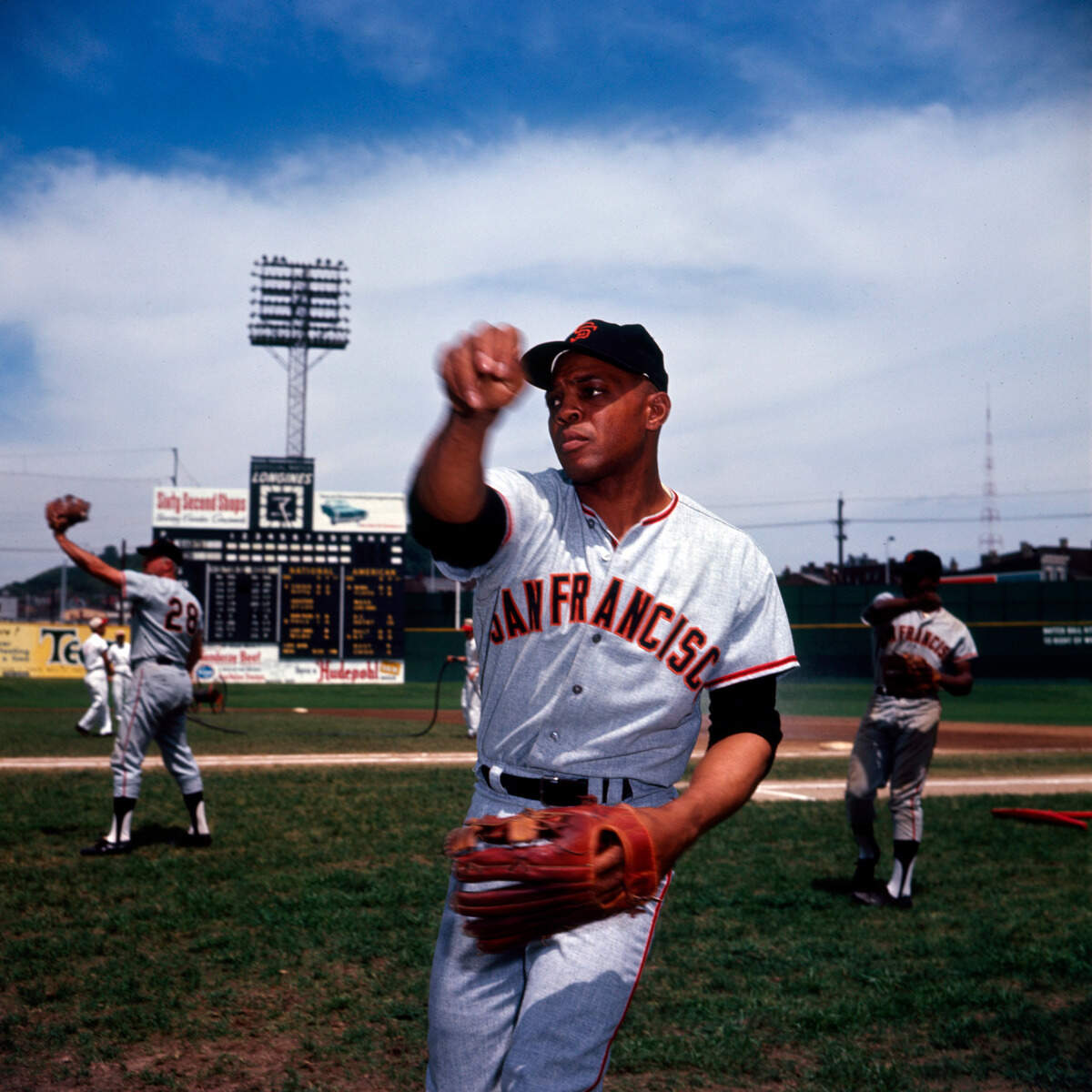 Willie Mays, jardinero central de los San Francisco Giants, juega a atrapar la pelota en el campo antes de un partido.