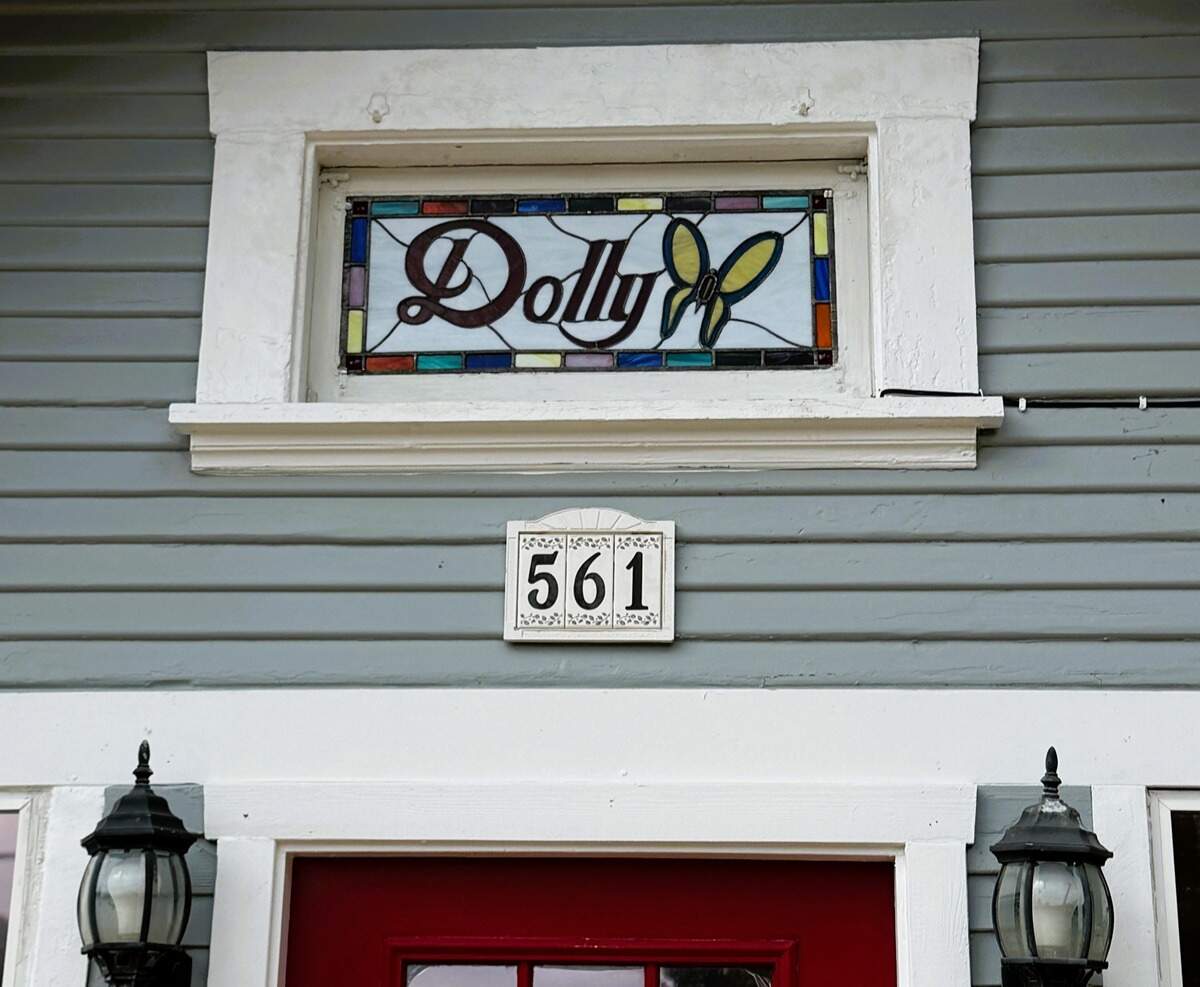 The home includes the so-called “Wig Room,” highlighted in the listing as an original feature from Parton’s time at the property.
