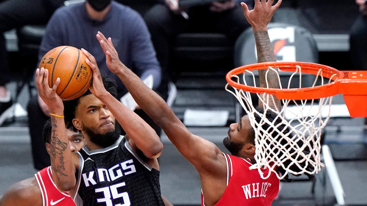 Sacramento’s Marvin Bagley III drives to the basket against Chicago’s Coby White on Saturday night.