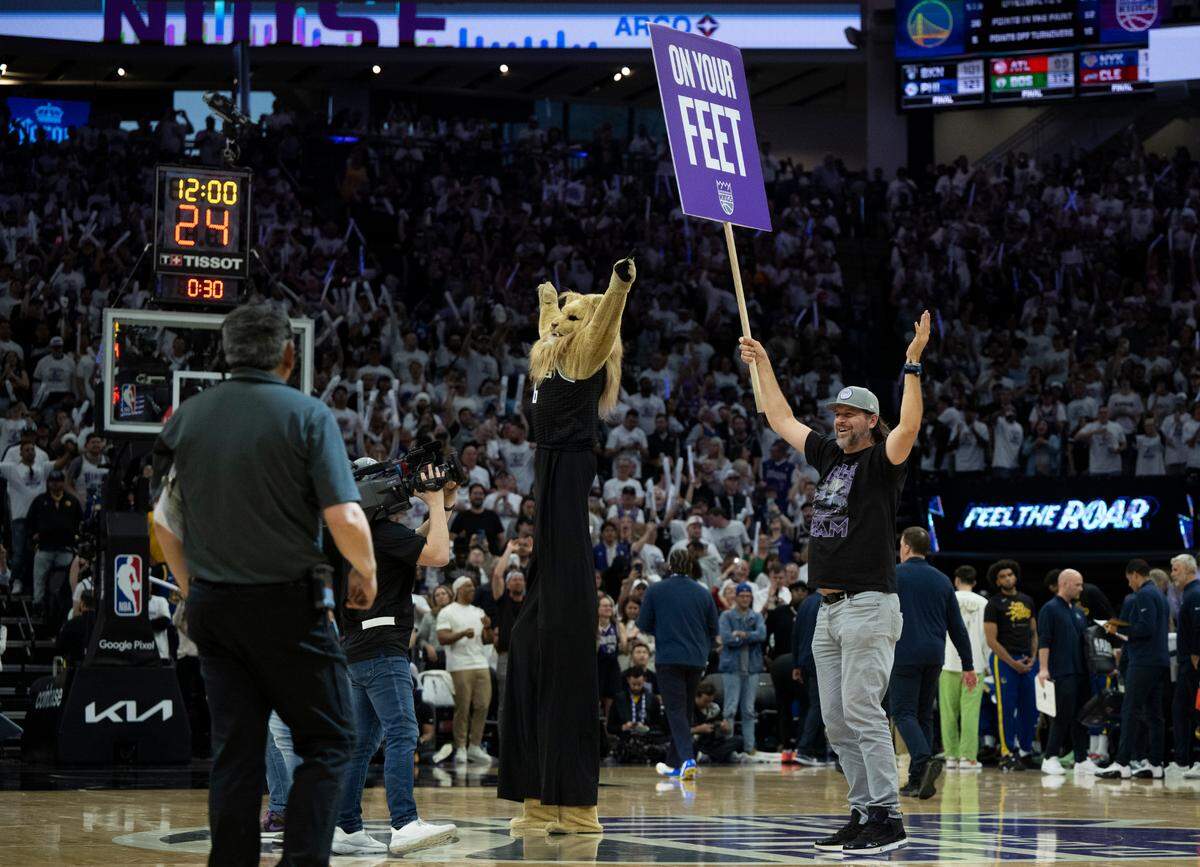 Former Sacramento Kings Brad Miller cheers on crowd before the fourth quarter with Samson during Game 1 of the first-round NBA playoff series at Golden 1 Center on Saturday, April 15, 2023.