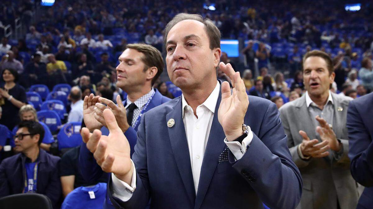 SAN FRANCISCO, CALIFORNIA - OCTOBER 24: (L-R) Golden State Warriors owners Joe Lacob and Peter Guber stand with team president and COO Rick Welts before their game against the LA Clippers at Chase Center on October 24, 2019 in San Francisco, California. NOTE TO USER: User expressly acknowledges and agrees that, by downloading and or using this photograph, User is consenting to the terms and conditions of the Getty Images License Agreement. (Photo by Ezra Shaw/Getty Images)