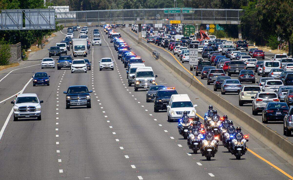 4. The honor procession for Sacramento police officer Tara O’Sullivan drives down Highway 99 near Florin Road to the Herberger Funeral Home in Elk Grove on Friday, June 21, 2019.