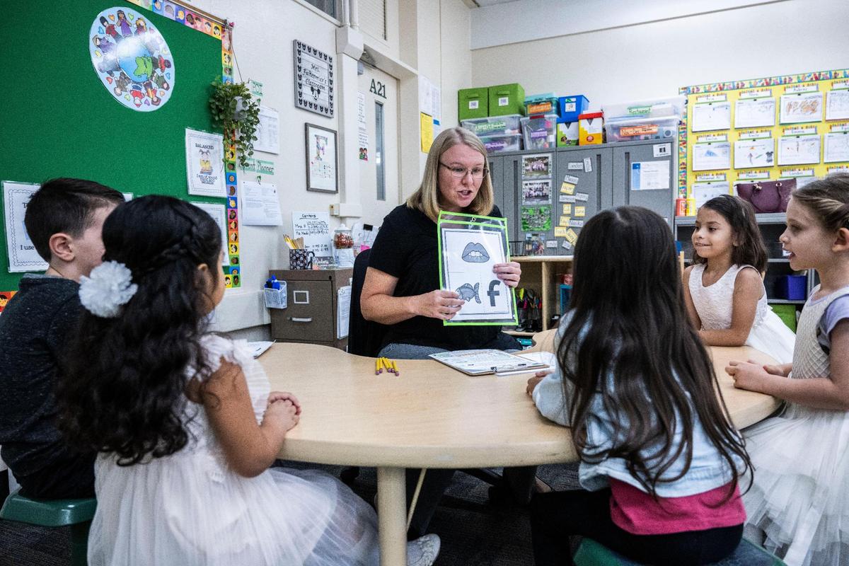 Shannon Faltermier, maestra de preescolar de transición en la Primaria Thomas Kelly, enseña a los alumnos a pronunciar la letra "f", en octubre.