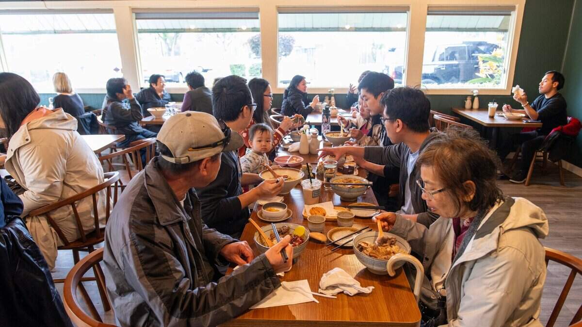 Grupo cenando en el restaurante Engawa Fusion en su local del 7301 Stockton Boulevard, en el sur de Sacramento, el sábado 4 de mayo de 2024.