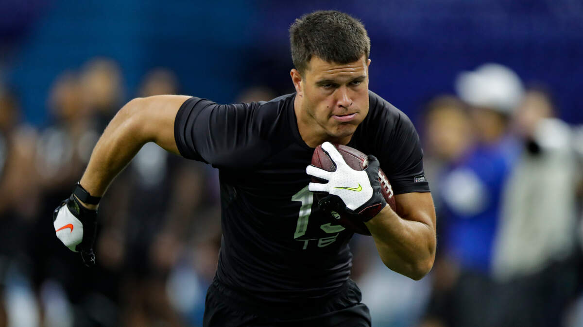 Georgia tight end Charlie Woerner runs a drill at the NFL football scouting combine.