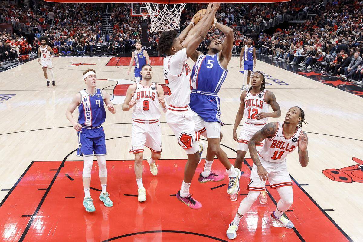 Sacramento Kings guard De’Aaron Fox (5) goes to the basket against Chicago Bulls forward Julian Phillips (15) during the first half Saturday, Feb. 3, 2024, at United Center in Chicago, Illinois.