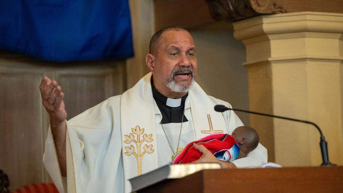 Pastor de California promete proteger a inmigrantes bajo políticas de la era Trump “sin importar el costo”