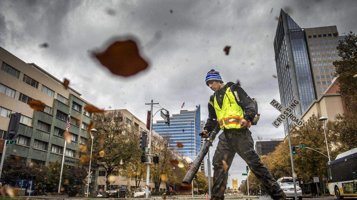 Antonio Joaquin of Sacramento cleans leaves with a blower on Capitol Mall in 2017. Plans are in the works to transform the Capitol Mall, and a new state Senate resolution seeks to rename the street, circle and plaza at the head of the mall after longtime California politician Willie Brown.