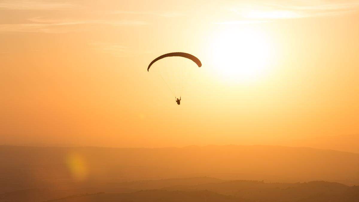 A mid-air collision between a hang glider and a paraglider killed a paragliding instructor, Utah police say.