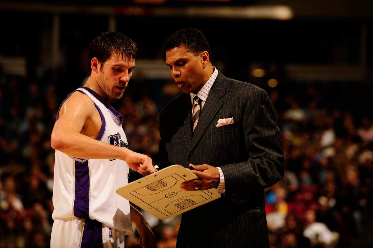 The Sacramento Kings’ Beno Udrih talks a play over with coach Reggie Theus during a game against the Minnesota Timberwolves at Arco Arena on March 7, 2008.