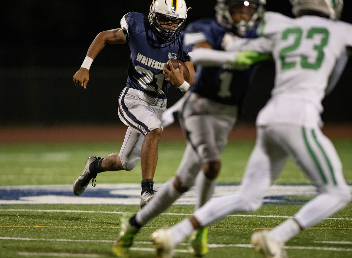Rosemont Wolverines running back Michael Cherry (21) breaks away for a touchdown in the first quarter against the Dixon Rams in the first round of the CIF Sac-Joaquin Division V section football playoffs on Friday, Nov. 3, 2023, at Rosemont High School.