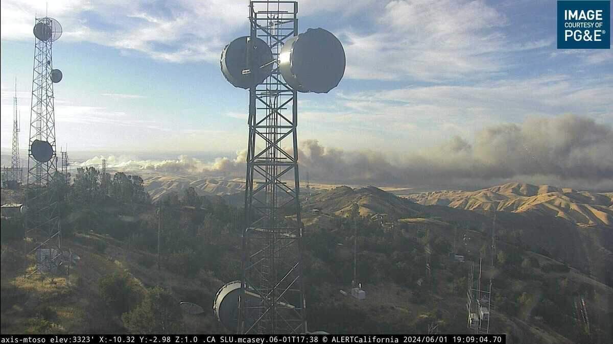 Humo se eleva de un incendio forestal que comenzó el sábado 1 de junio de 2024, a lo largo de Corral Hollow Road en el condado de San Joaquín al sur de Tracy, como se ve desde una cámara de vigilancia de incendios forestales en la cima del Monte Oso. El incendio de Corral Fire había quemado aproximadamente 5,000 acres hasta las 7 p.m., dijo Cal Fire.
