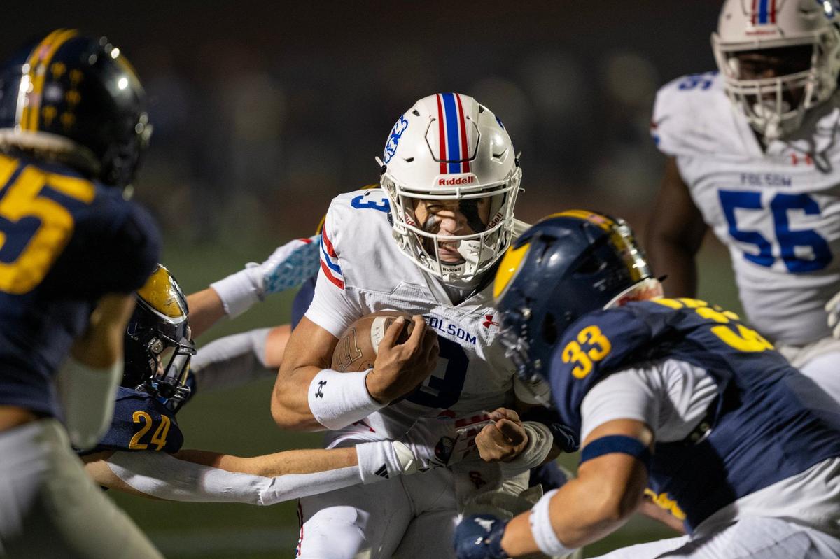 The Folsom Bulldogs’ Ryder Lyons (3) runs against Oak Ridge in October.