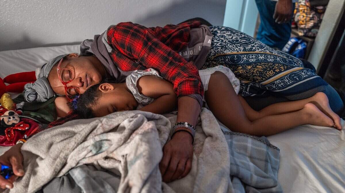 Tanika Williams, de 38 años, duerme una siesta con su hija Makhila, de casi 3 años, en un Motel 6 de Sacramento en febrero, una semana después de hablar en una rueda de prensa sobre el desalojo de su familia del The Greens Hotel, un refugio temporal gestionado por la ciudad. La familia se alojaba en un Motel 6 mientras buscaban una vivienda permanente.