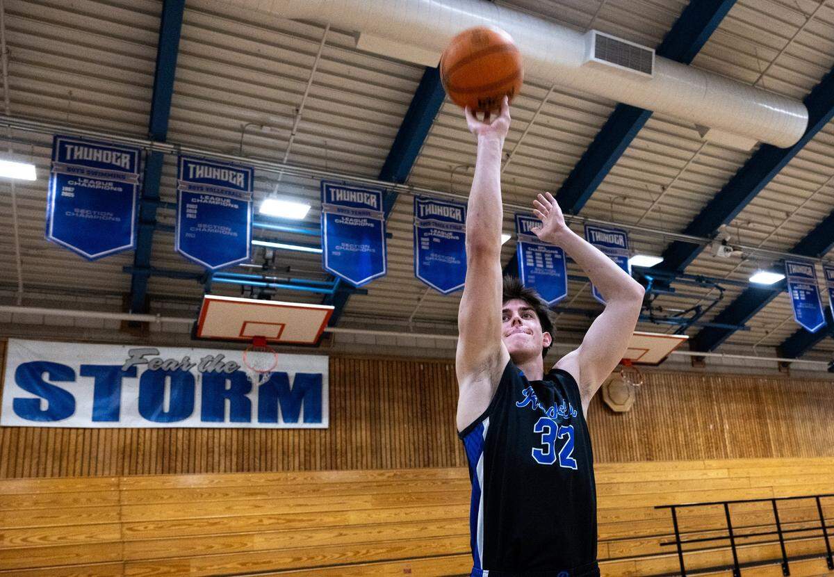 Mark Lavrenov of Rocklin Thunder shoots a basket at Rocklin High School on Tuesday.