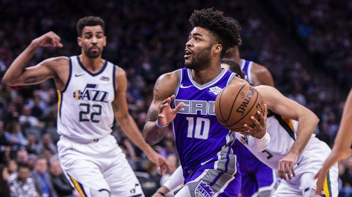 Sacramento Kings guard Frank Mason III (10) drives to the basket against the Utah Jazz at the Golden 1 Center on Sunday, Nov. 25, 2018 in Sacramento, Calif..