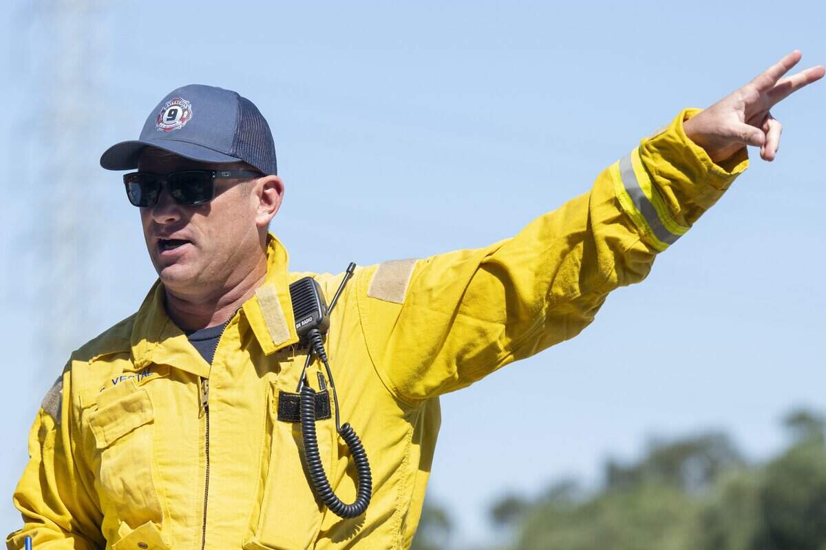 Sacramento Metropolitan Fire Battalion Chief Chris Vestal briefs firefighters before a prescribed burn near Dry Creek between 16th and 18th streets in Rio Linda on Tuesday.