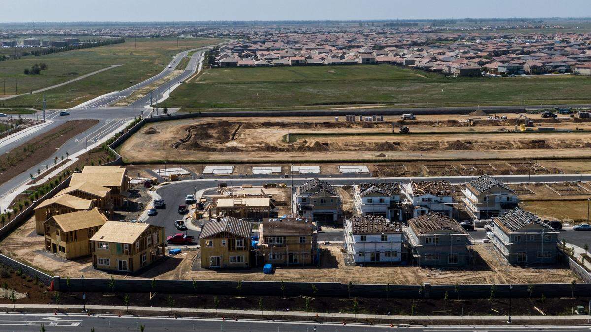 Workers build houses in the Winding Creek development in Roseville on Wednesday, April 14, 2021, continuing the city’s westward expansion. Roseville and Placer County were among the fastest growing areas of California in 2020.