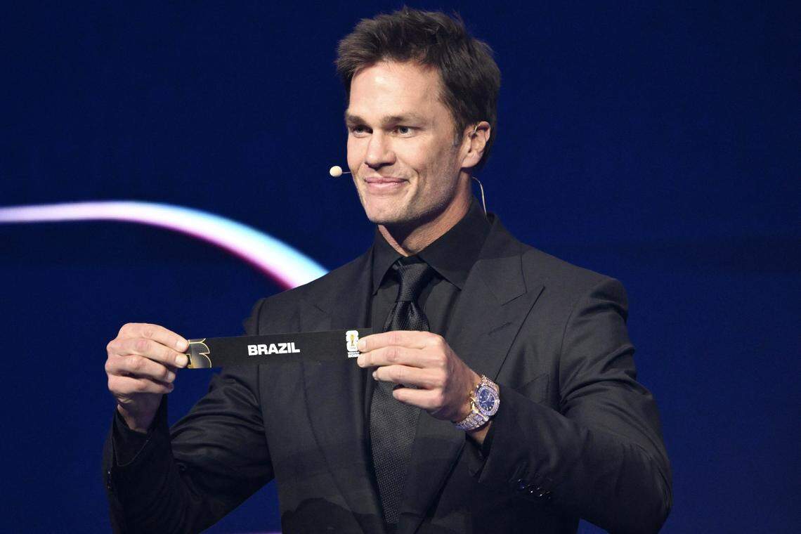 El asistente del sorteo Tom Brady muestra la tarjeta que dice Brazil durante el sorteo del World Cup 2026 en el Kennedy Center, en Washington, D.C., el viernes.