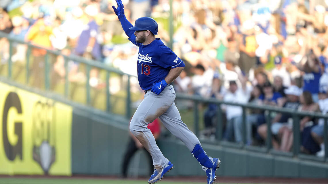 Maximum Muncy: 2 MLB players share name, birthday and the field in A’s-Dodgers set