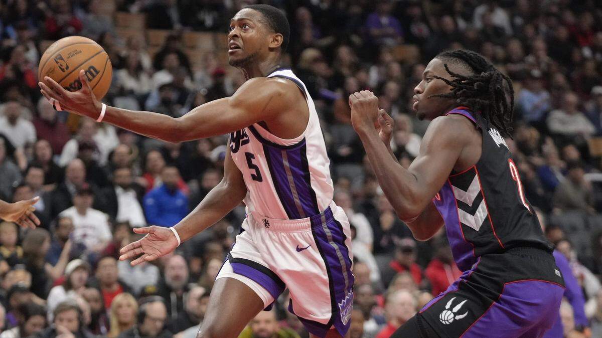 Nov 2, 2024; Toronto, Ontario, CAN; Sacramento Kings guard De'Aaron Fox (5) goes up to make a basket against Toronto Raptors forward Jonathan Mogbo (2) during the second half at Scotiabank Arena. Mandatory Credit: John E. Sokolowski-Imagn Images