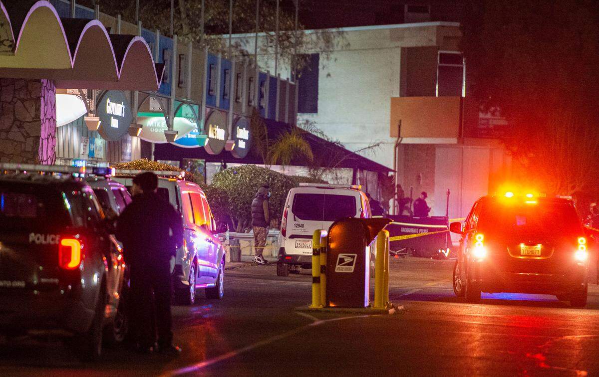 Sacramento Police investigate a shooting at South Hills Shopping Center in South Land Park on Sunday, Jan. 2, 2022. A jury on Thursday May 21, 2026,  found D’Anthony Marcel Chaney guilty of murder in the 2022 shooting of Terrence Raythail Lindsey outside Mike’s Liquor store in the shopping center.