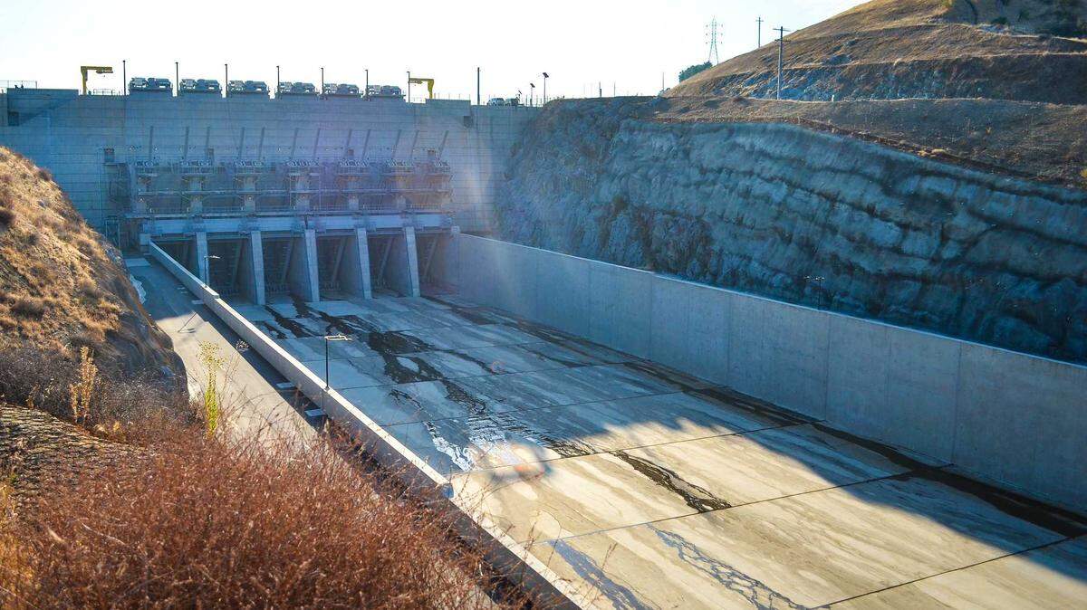 The Folsom Dam auxiliary spillway is shown in an undated photo. Rods within hydraulic cylinders of the spillway gates that control the flow of water began cracking after the completion of the spillway’s construction in 2017 and will be updated with new coating starting in 2025 thanks to a $16.6 million contract awarded by the U.S. Army Corps of Engineers.