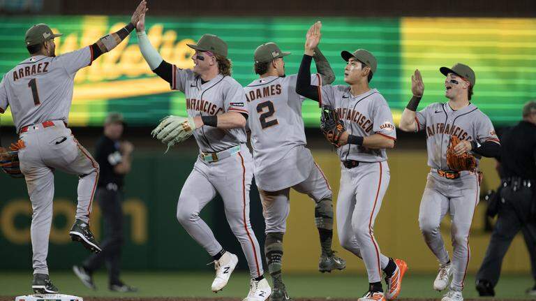 Photos: McDonald and Schmitt power Giants past Athletics