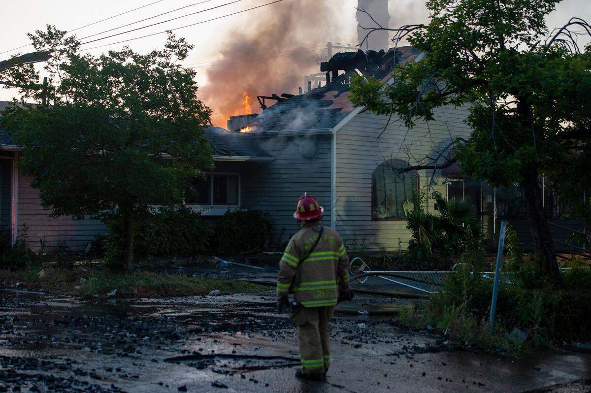 A Sacramento Metro firefighter surveys a two-alarm commercial fire at 5060 Madison Avenue on Monday, May 2, 2022, in North Highlands. The fire started about 5:30 p.m. Firefighters were able to contain it to the one building with no injuries reported, according to Capt. Parker Wilbourn of Sacramento Metro Fire.