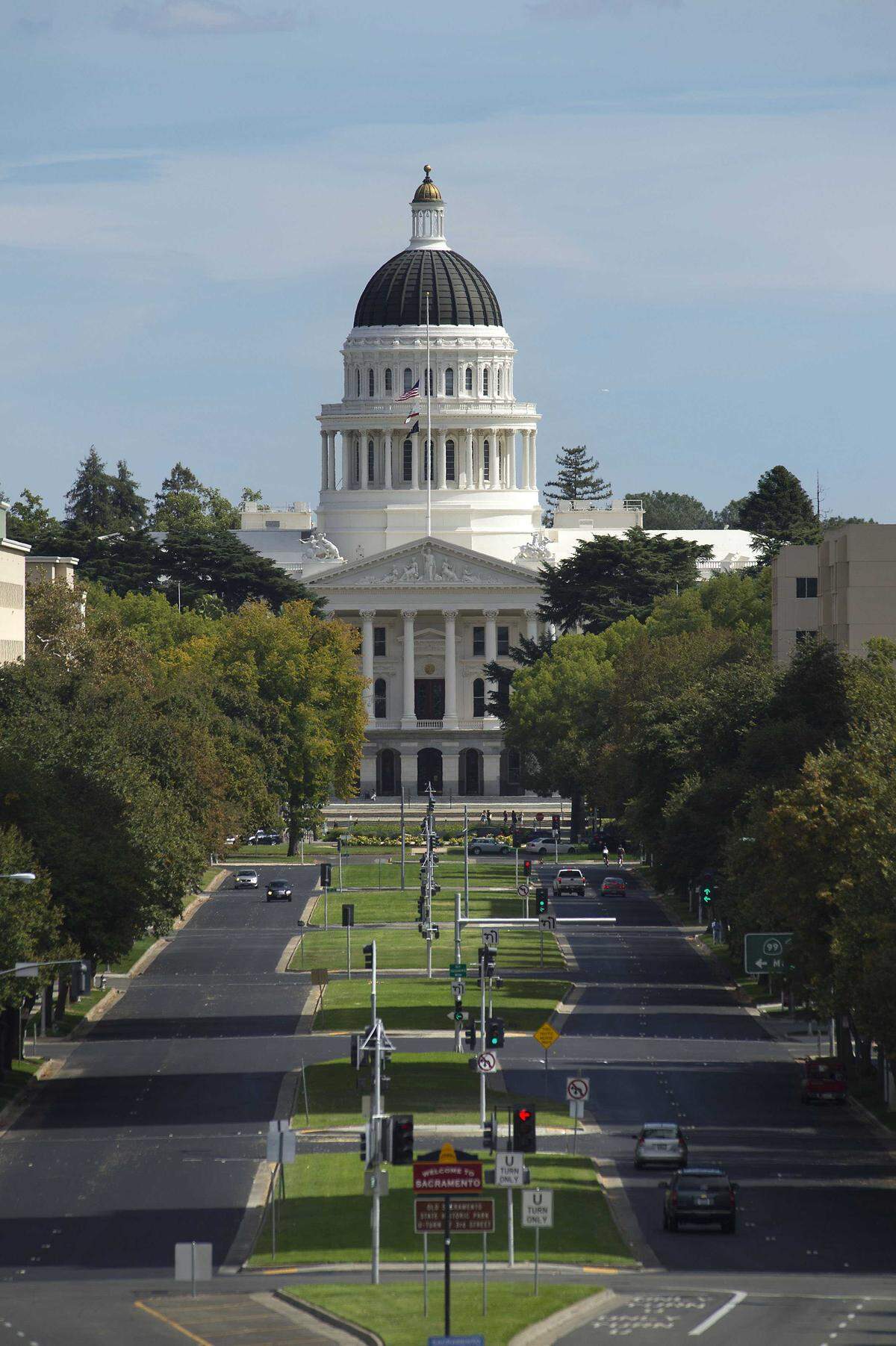 The Capitol Mall in 2013. Plans are in the works to transform the Capitol Mall, and a new state Senate resolution seeks to rename the street, circle and plaza at the head of the mall after longtime California politician Willie Brown.