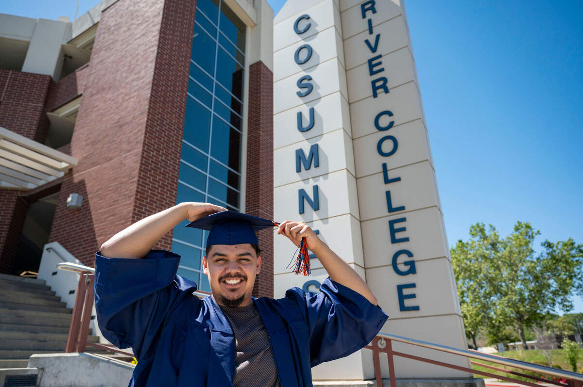 El graduado Marcos Farías viste su toga y birrete en el exterior del Cosumnes River College, el jueves 16 de mayo de 2024. Planea transferirse a la Universidad Estatal de California, Channel Islands, para obtener un título en Psicología.