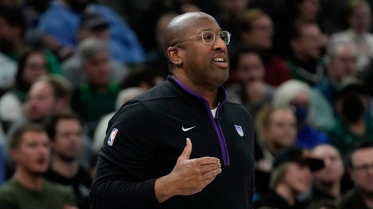 Sacramento Kings head coach Mike Brown reacts during the first half of an NBA basketball game Wednesday, Dec. 7, 2022, in Milwaukee. (AP Photo/Morry Gash)