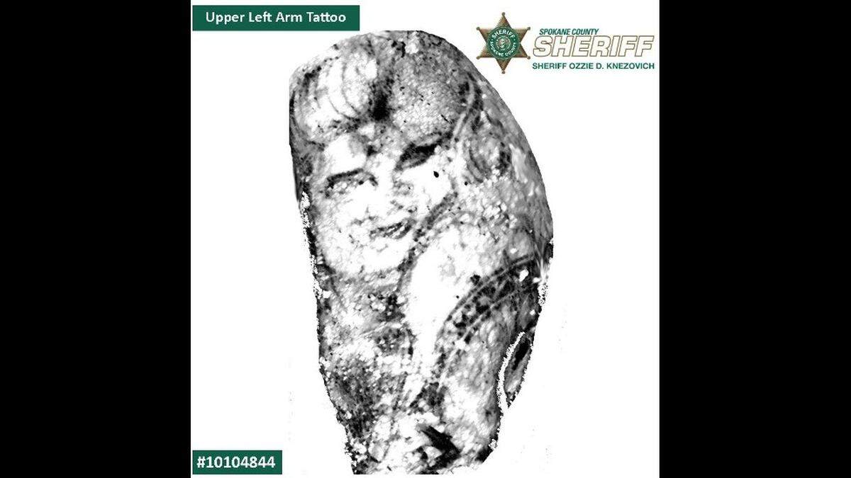 A tattoo was found on the upper-left arm/shoulder depicting what officials believe to be a woman’s face and what appears to be a sombrero-style hat below and to the right.