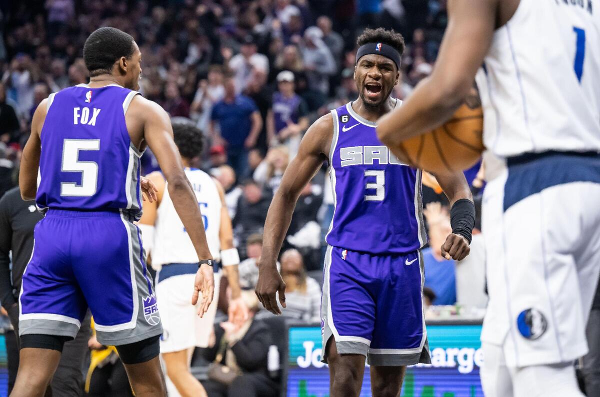 Sacramento Kings guard Terence Davis II (3) shouts after a slam dunk by guard De’Aaron Fox (5) during the second quarter against the Dallas Mavericks during the NBA basketball game Saturday, Feb. 11, 2023, at Golden 1 Center in Sacramento.