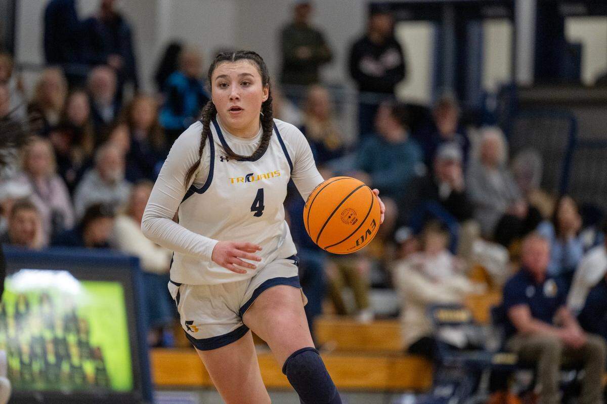The Oak Ridge Trojans’ Ava Schraeder (4) looks to set up a play in the first half against the St. Francis Troubadours on Feb. 7.