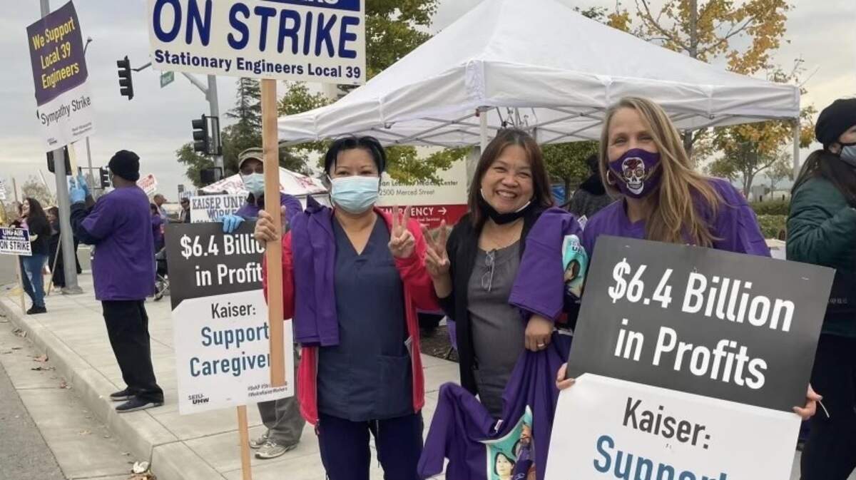 Jessica Bartholow, miembro de Kaiser Permanente, a la derecha, se unió a los trabajadores en la línea de protesta el jueves en lugar de cruzarla para ir a su cita de atención médica.
