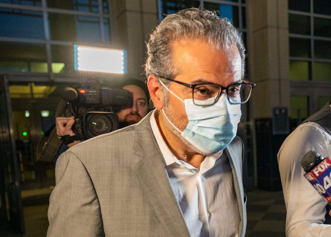 El entonces concejal municipal de Sacramento Sean Loloee abandona el Tribunal Federal Robert T. Matsui en diciembre, tras ser acusado por un jurado de instrucción federal de 25 cargos, entre ellos conspiración para defraudar al Departamento del Trabajo de Estados Unidos, en relación con sus establecimientos de Viva Supermarket en la región de la capital.