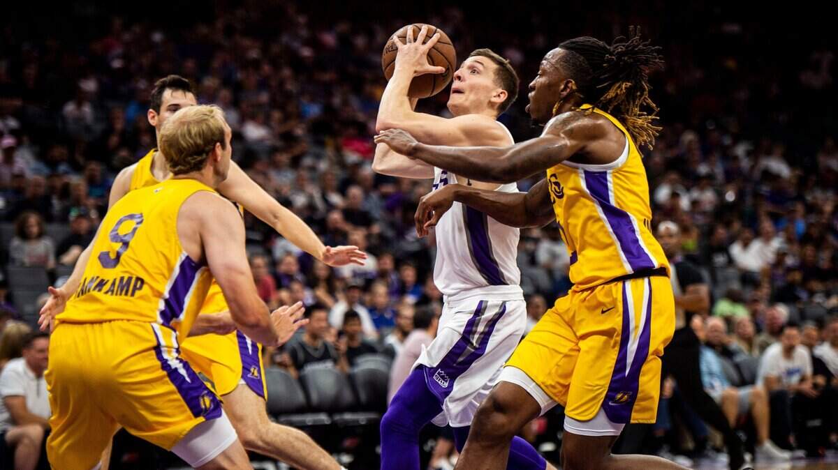 Sacramento Kings guard Kyle Guy (7) drives the ball to the hoop in a California Classic Summer League game between the Sacramento Kings and the Los Angeles Lakers at Golden 1 Center on Wednesday, July 3, 2019. 


