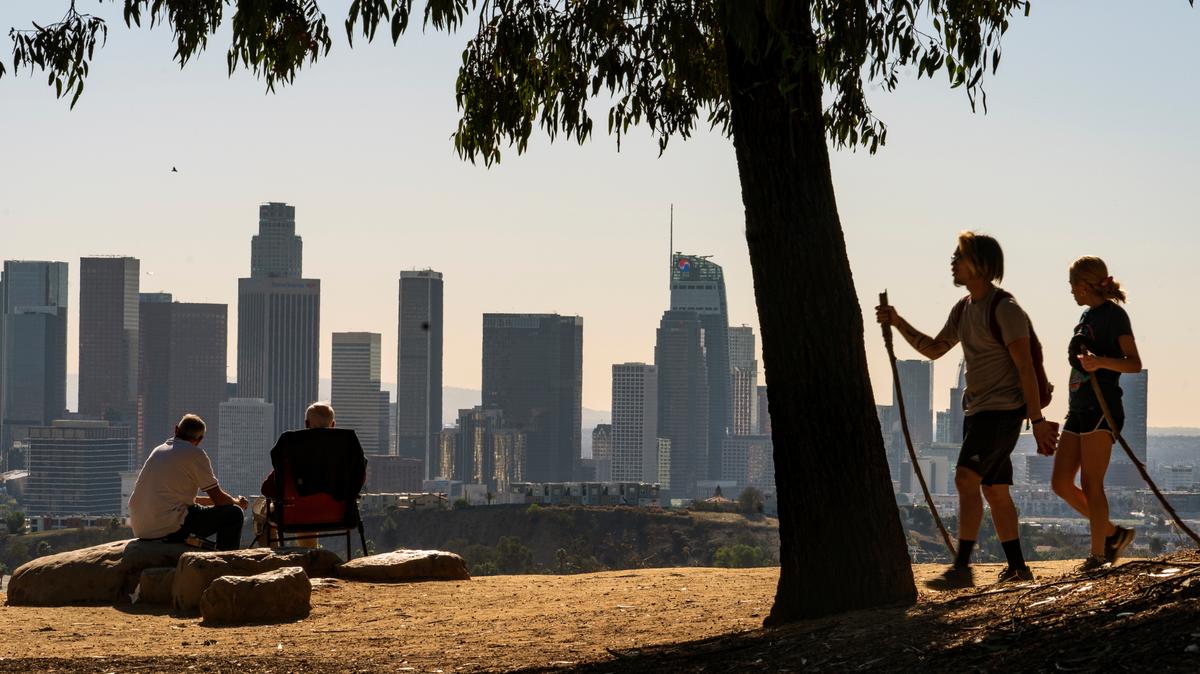 ARCHIVO - En esta foto de archivo del lunes 11 de enero de 2021, la gente observa el horizonte de Los Ángeles. Los informes del censo muestran que la población de California ha disminuido ligeramente desde 2020, una tendencia que continuó en 2022. (AP Photo/Damian Dovarganes, Archivo)