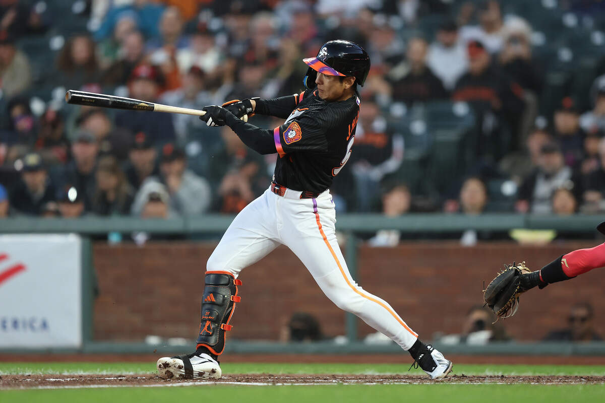 Jung Hoo Lee (51) of the San Francisco Giants hits a two-run double in the bottom of the fifth inning against the Washington Nationals at Oracle Park on June 9 in San Francisco. Lee is in 19th place among National League outfielders with 317,862 votes as of the second voting update for the 2026 MLB All-Star game.