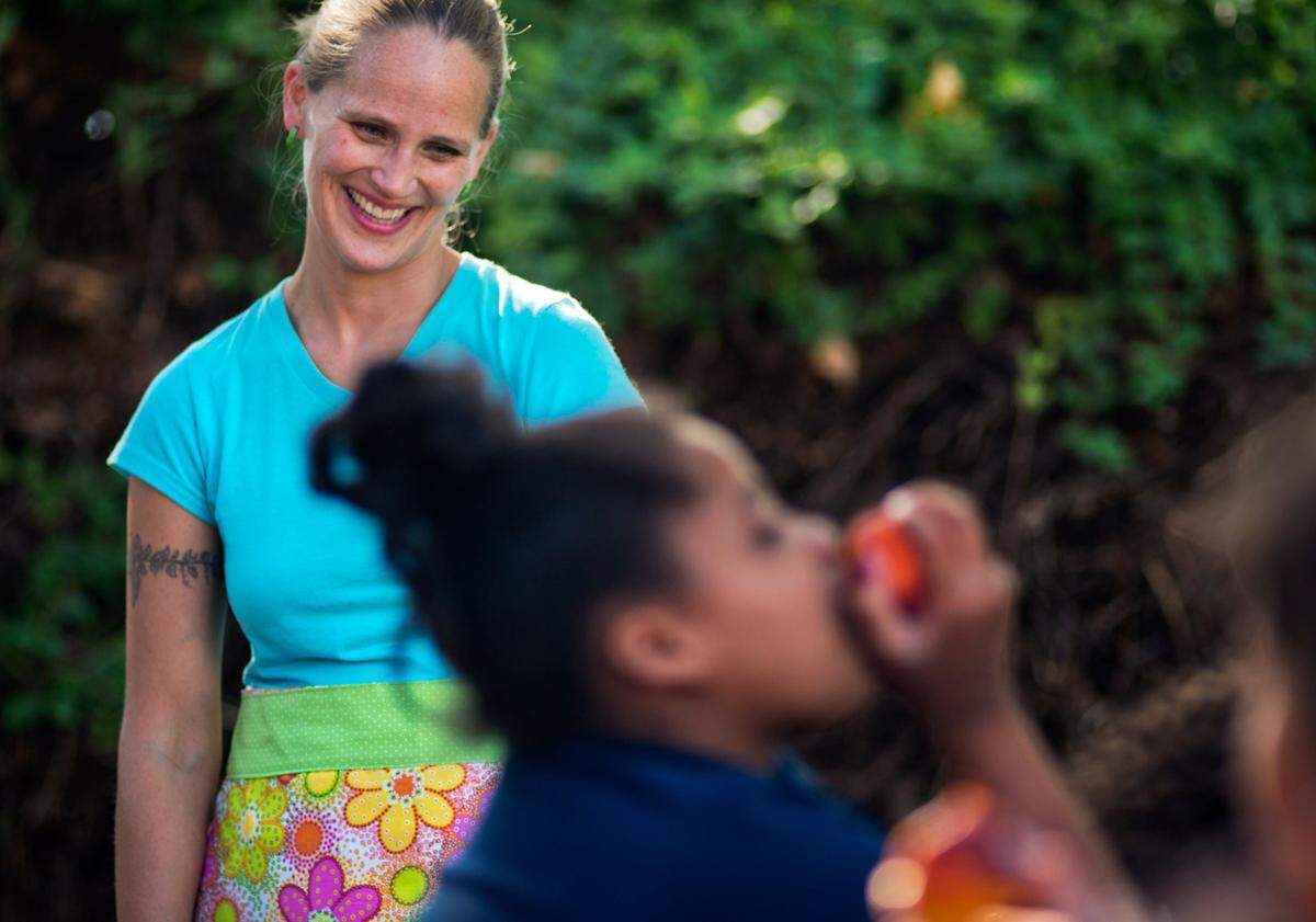 Amber Stott, founder and CEO of The Food Literacy Center, delights in watching students eat fresh produce during an program in 2013. The nonprofit recently unveiled the center’s new $4.3 million home at Leataata Floyd Elementary School that will enable them to store enough produce and supplies to hold educational programs at 20 Sacramento Unified and Robla School District elementary schools in the 2022-23 academic year.
