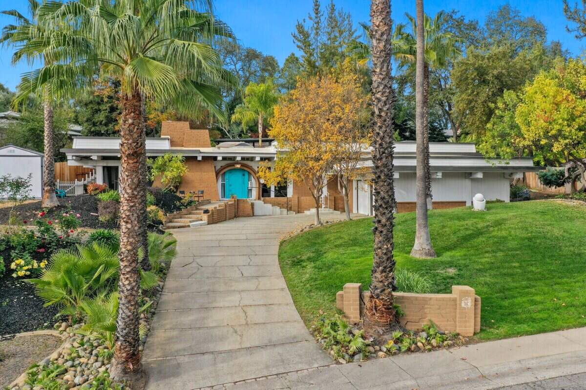 The Southcliff Drive home has four bedrooms and more than 3,200 square feet of living space.